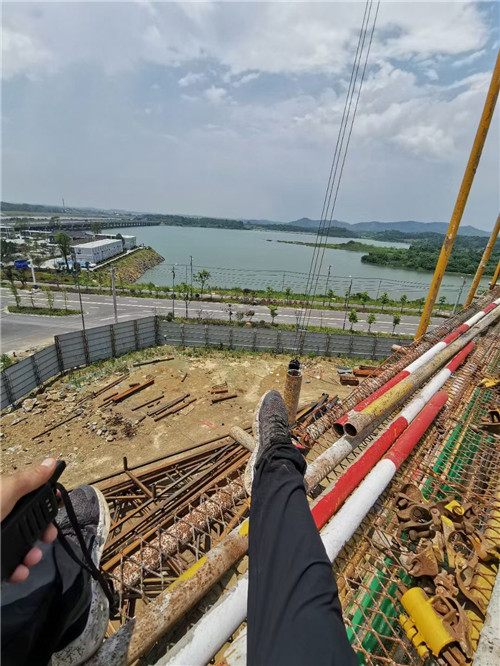 乌苏市作业中发生设备损坏或人员意外，责任怎么划分？