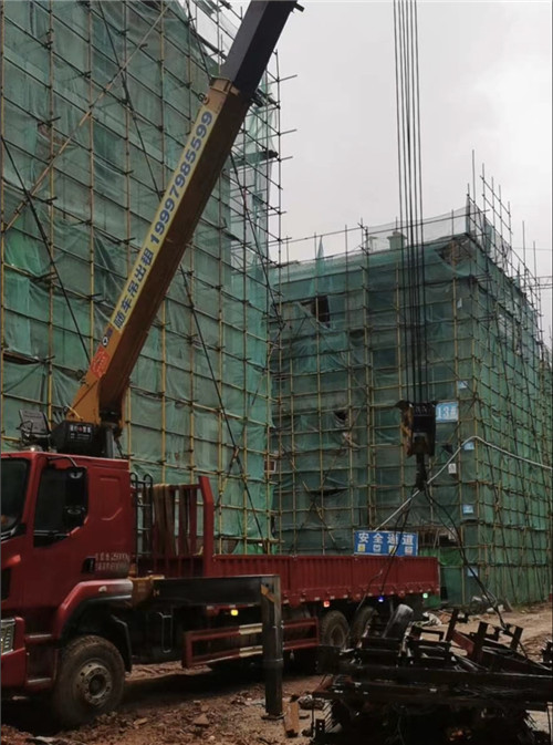 乌苏市“慢工细活”—— 吊车的 “微动控制” 技术